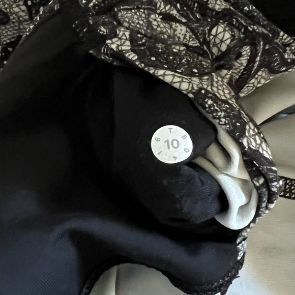 NWOT* Lululemon Outrun Mesh Crop Leggings - Picture 11 of 12